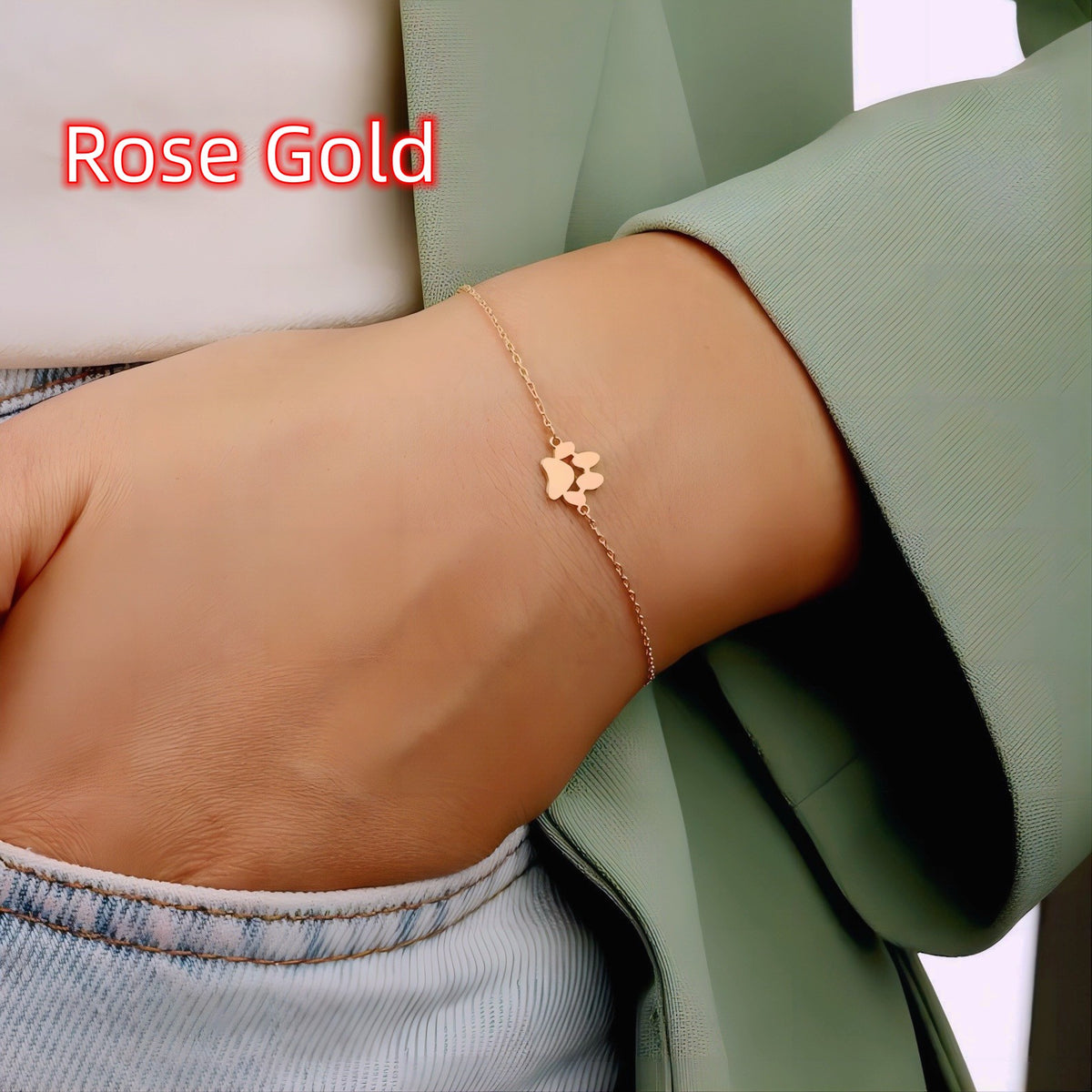 Brățară rose gold cu o lăbuță, purtată la încheietură